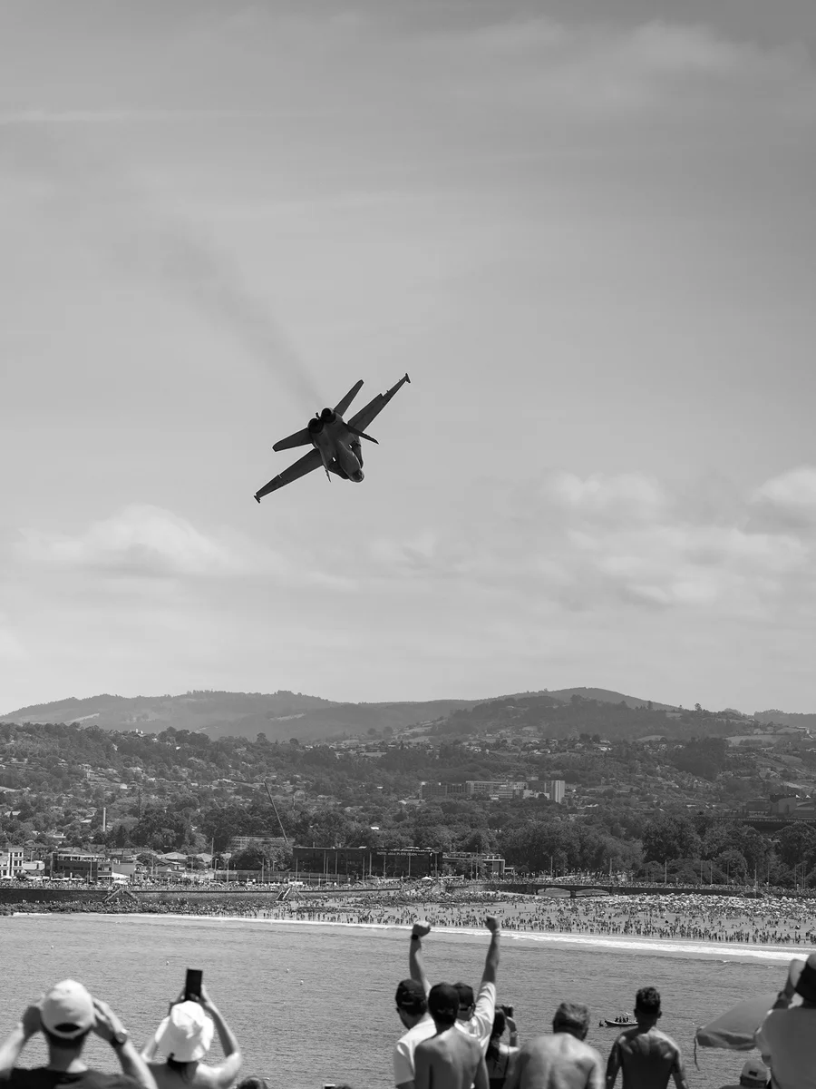 F-16 volando sobre el público en el festival aéreo de Gijón
