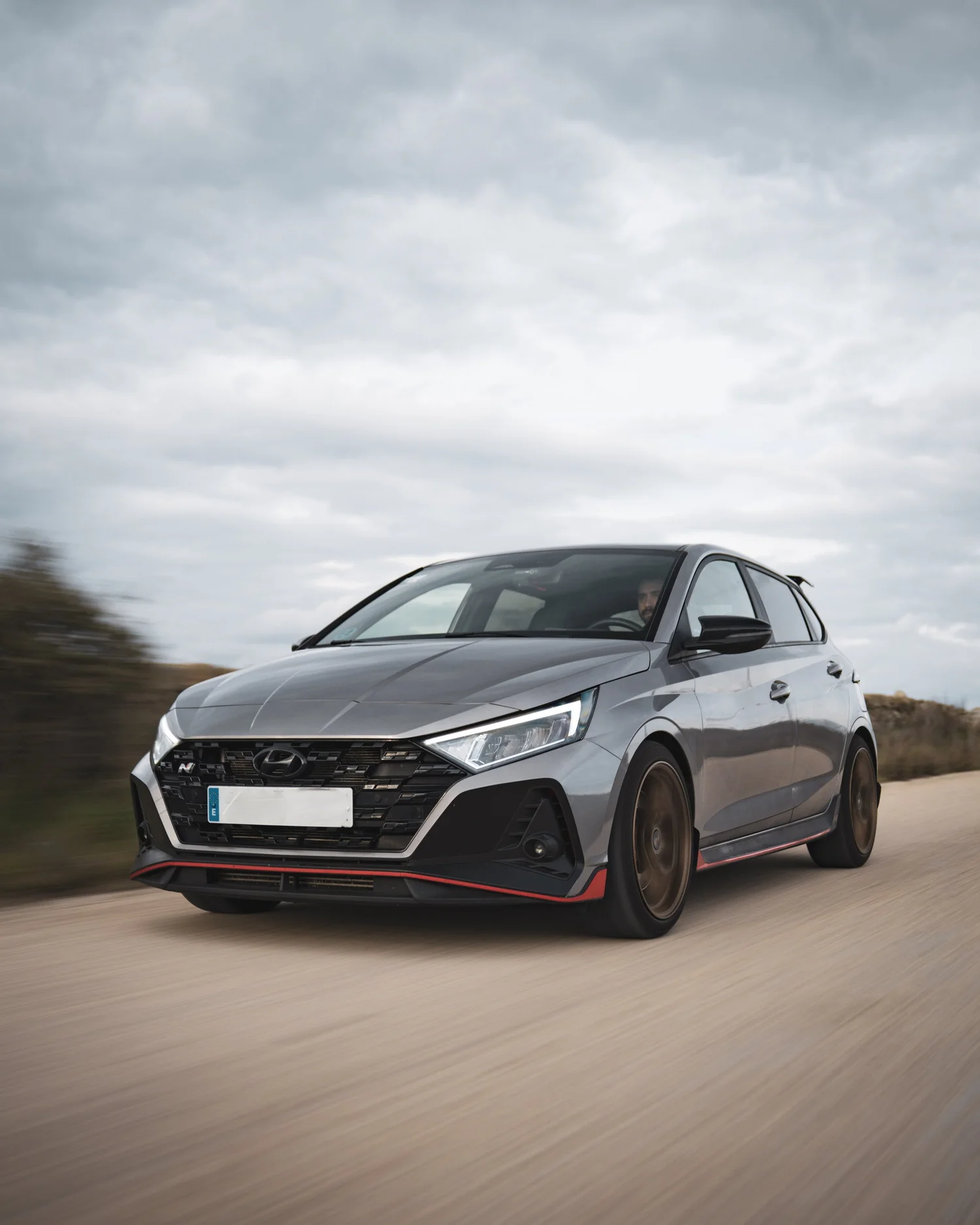 Hyundai i20 N circulando por una carretera