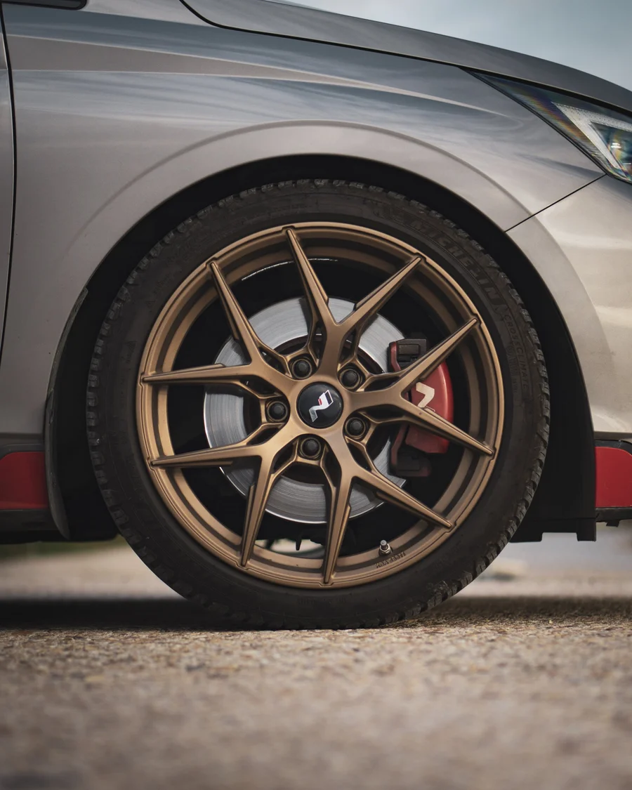 Detalle de la rueda de un Hyundai i20 N