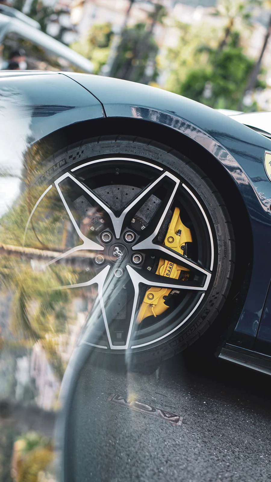 Detalle de la rueda de un Ferrari azul